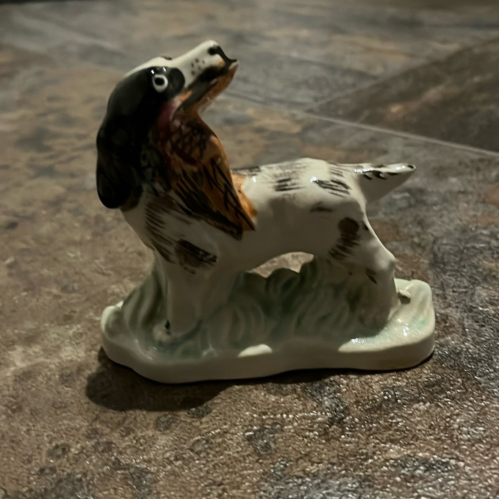 Vintage ceramic hunting dog figurine